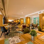 Ibis Styles Roomer Хотел